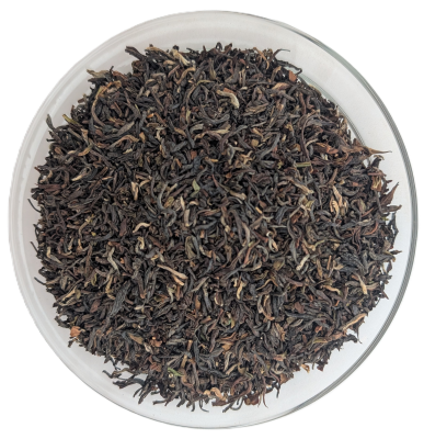 Bio Nepal Guranse Schwarztee – feines, ortstypisch gerolltes, dunkelbraunes bis leicht gräuliches Teeblatt in einer Schale.