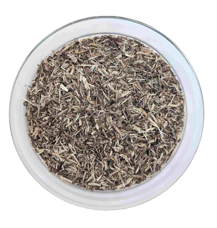 Draufsicht auf eine runde Glasschale mit fein geschnittenem, getrocknetem Bio-Augentrost-Kraut (Stängel und Blätter) auf weißem Hintergrund.