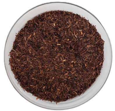 Bio-Rooibostee Vanilla mit feiner, rotbrauner Nadelstruktur und echten Vanillestücken.