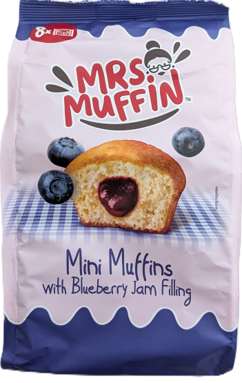 Verpackung von Mrs. Muffin Mini Muffins mit Blaubeerfüllung, ein angeschnittener Muffin mit fruchtiger Füllung und frische Blaubeeren. Bildbeschreibung: Hellviolette Verpackung von Mrs. Muffin mit blau-weiß kariertem Muster, der Abbildung eines halbiierte
