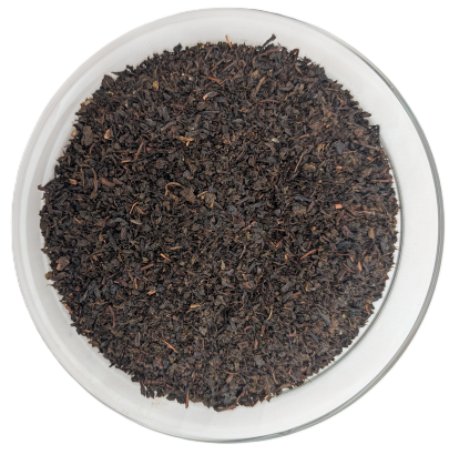 English Breakfast Tea – fein gebrochene, dunkelbraune Schwarzteemischung in einer gläsernen Schale aus der Draufsicht.