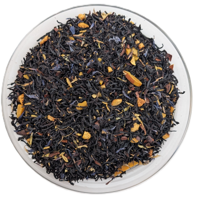 Aromatisierter Schwarztee Weihnachtsüberraschung mit Mandelscheiben, Orangen- und Kakaostücken sowie blauen Kornblumenblüten.