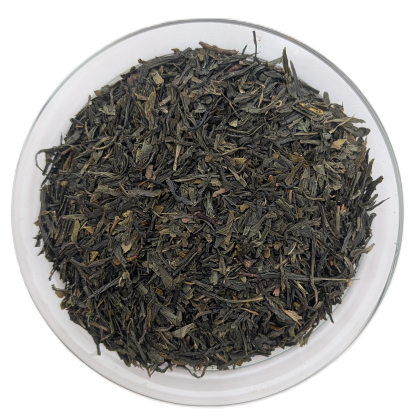 Bio Fancy Sencha Grüntee – flach gepresste, nadelförmige, dunkelgrüne Teeblätter in einer transparenten Schale.