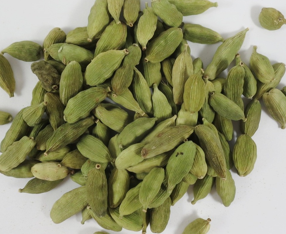 Kardamom-Bio-ganz-gr-un-mit-Schale