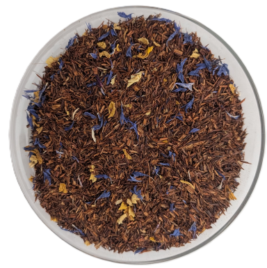 Lose Rooibos-Tee-Mischung mit leuchtend blauen Kornblumenblüten und gelben Ringelblumenblättern, präsentiert in einer klaren Glasschale auf weißem Untergrund.