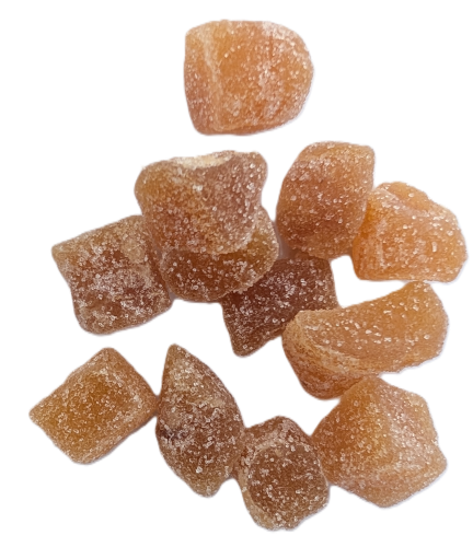 Saftige, mit Zucker bestreute Ingwerwürfel im Detail.