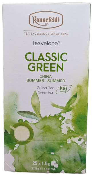 Eine weiße Verpackung von Ronnefeldt Teavelope "CLASSIC GREEN". Oben steht das Ronnefeldt-Logo. Der Produktname "CLASSIC GREEN" ist in großen grünen Großbuchstaben gedruckt. Darunter steht "CHINA", "SOMMER", "Grüner Tee" und ein grünes "BIO ORGANIC"-Blatt