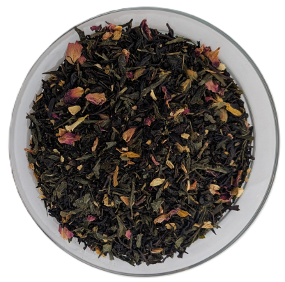 Dunkelgrüne, kugelig gerollte Oolong-Teeblätter, dicht gepackt in einer klaren Glasschale, aufgenommen aus der Vogelperspektive vor weißem Hintergrund.