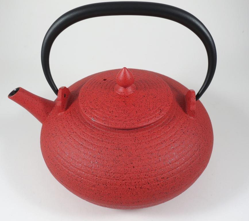 Eisenkanne_rund-rot-1L-1 Gusseisenkanne aus japanischer Produktion.