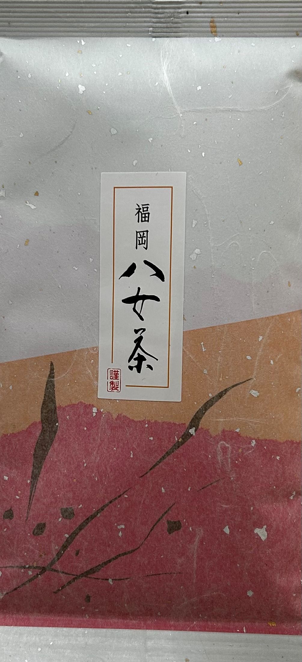 Traditionelle Verpackung aus feinstem Washi-Papier mit einer unregelmäßigen Oberflächenstruktur. Der Hintergrund besticht durch einen sehr sanften, fließenden Farbverlauf von hellem Weiß-Beige hin zu einem zarten, warmen Rötlich-Orange am Rand. Ein schmal