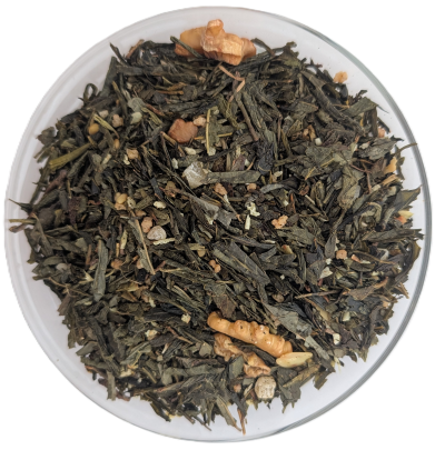 Grüner Sencha-Tee mit Walnussstücken und Mandelscheiben in einer Glasschale.