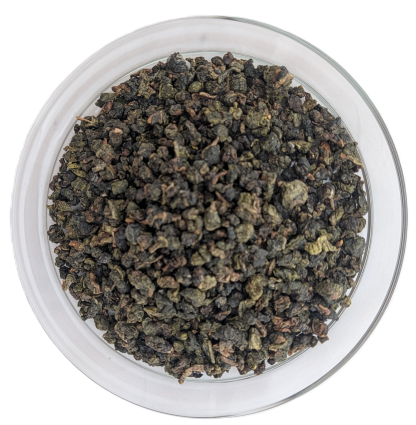Fest zu kleinen Kügelchen gerollte, grün-braune Bio Four Season Oolong-Teeblätter aus Thailand.