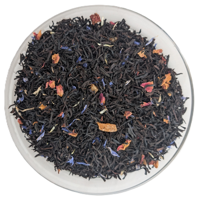 Dunkler loser Schwarztee vermengt mit bunten, leuchtend blauen und rosa Blütenblättern sowie getrockneten Fruchtstücken.