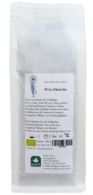 Weiße Standboden-Papierverpackung mit Etikett „Bio Grüntee China – Pi Lo Chun bio“, feiner Zeichnung einer Frau mit Schirm und Zubereitungshinweisen.