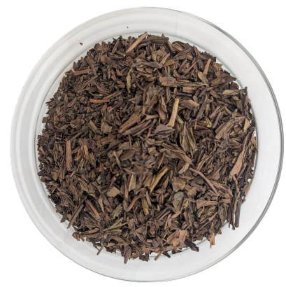 Geröstete, kastanienbraune Bio-Houjicha-Sumire-Teeblätter und Stängel in einer transparenten Schale.