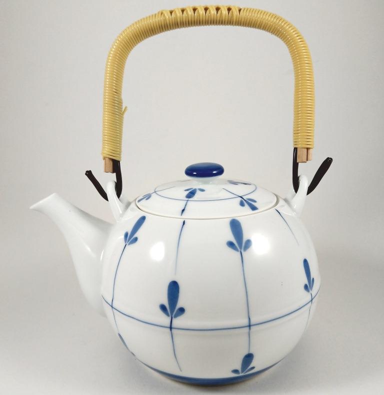 Teepott-weiss-blau-gemustert-650ml_NL japanischer Teekanne mit filigranem blau-weiss Muster