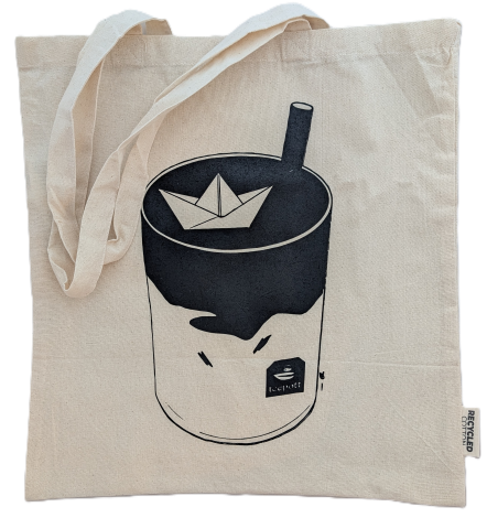 Naturweiße Tasche aus recycelter Baumwolle mit schwarzem Siebdruck-Design: Teetasse mit schwimmendem Papierboot und Teepott-Logo.