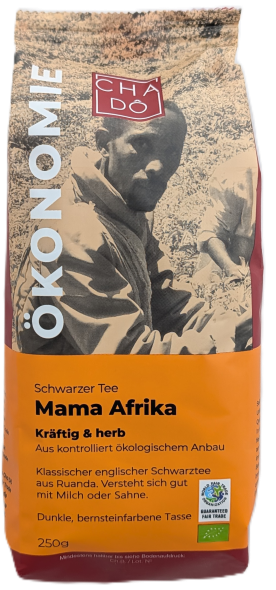 Cha Dô Ökonomie Bio Schwarztee Mama Afrika Verpackung in Leuchtend Orange mit Bild eines afrikanischen Teepflückers. Bildbeschreibung: Tee-Verpackung von Cha Dô mit orangefarbenem Sockel und Schwarz-Weiß-Aufnahme eines Manns bei der Teeernte.