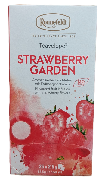Eine helle Teeverpackung von Ronnefeldt Teavelope "STRAWBERRY GARDEN". Oben ist das braune Ronnefeldt-Logo zu sehen. Der Produktname "STRAWBERRY GARDEN" ist in leuchtend roten Großbuchstaben gedruckt. Darunter steht "Aromatisierter Früchtetee mit Erdbeerg