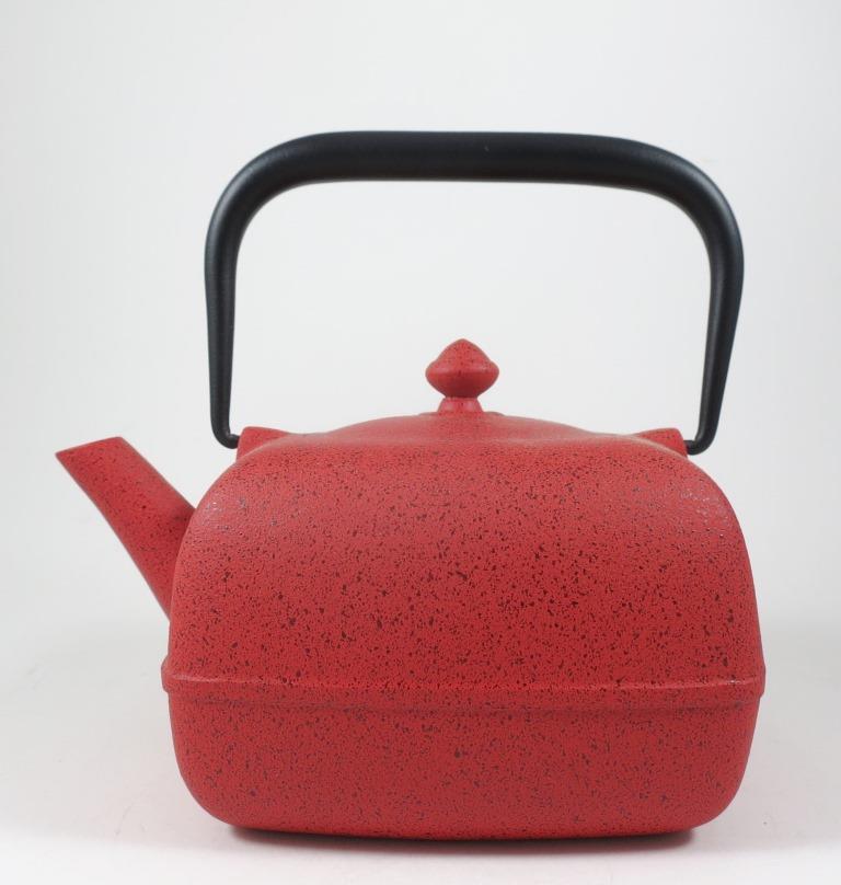 Eisenkanne_Yoko-rot Gusseisenkanne aus japanischer Produktion.