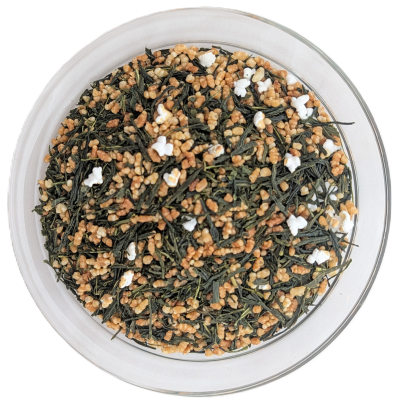 Bio Genmaicha Tee aus nadelartigen grünem Tee, gerösteten Reiskörnern und weißem Popreis in einer Schale.