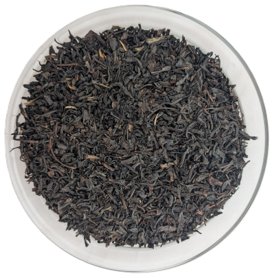 Tarry Lapsang Souchong Rauchtee – langes, grob gedrehtes, sehr dunkles Teeblatt in einer Schale von oben.