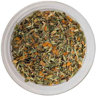 Draufsicht auf eine runde Glasschale, die gleichmäßig mit losem Kräutertee gefüllt ist. Die strukturierte Mischung setzt sich optisch aus zahlreichen kleinen, hellgrünen Halmstücken, getrockneten Kräuterblättern und vielen markanten, intensiv gelb-orangef