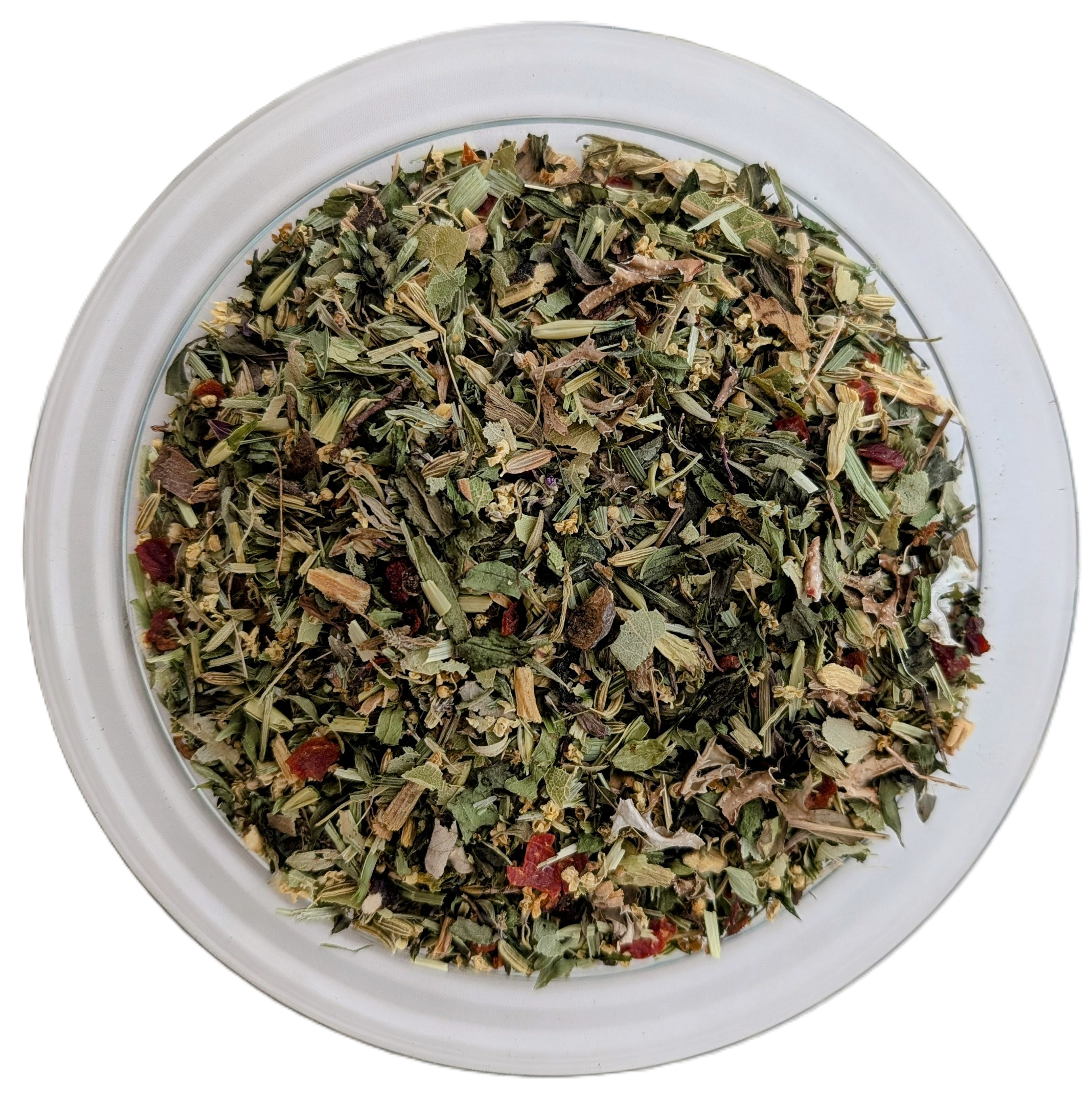 Draufsicht auf eine klare Glasschale mit losem Kräutertee. Die feine Kräutermischung enthält viele grün-graue, längliche Blatt- und Stängelstücke. Dazwischen blitzen kleine rote Hagebutten- oder Beerenstücke sowie zarte, gelbliche Blütenfäden hervor.