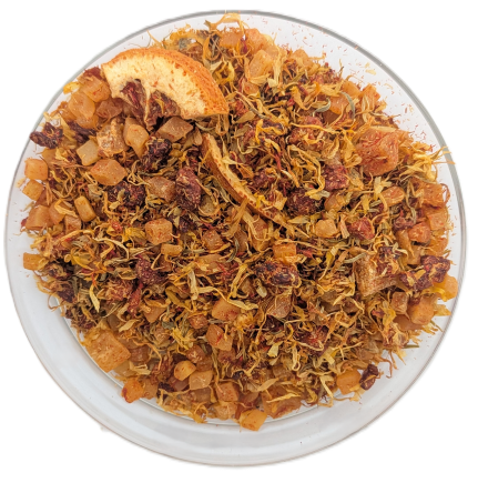 Fruchtige Teemischung Mango Tango mit gelben Ringelblumenblüten, getrockneten Mangowürfeln und einer getrockneten Orangenscheibe.