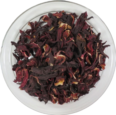 Draufsicht auf ganze, getrocknete Bio-Hibiskusblüten (Karkadeh) in einer runden Glasschale. Die großen, getrockneten Blütenkelche haben eine tief dunkelrote bis violette Färbung.