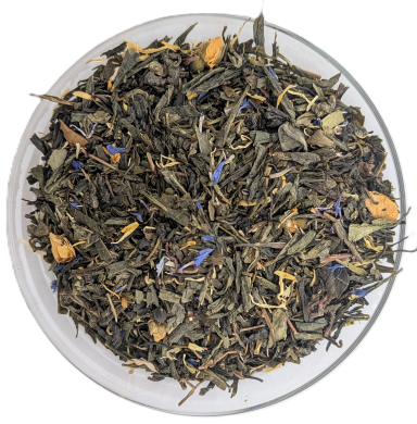 Grüner Sencha-Tee mit blauen Kornblumen- und gelben Blütenblättern in einer Glasschale.