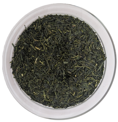 Edle, intensiv dunkelgrüne Bio Kabuse Sencha Premium Teeblätter in einer Glasschale.