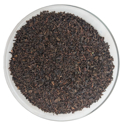 English Breakfast St. James Schwarztee – feingebrochene, dunkelbraune Ceylon-Tee-Mischung in einer Schale aus der Draufsicht.